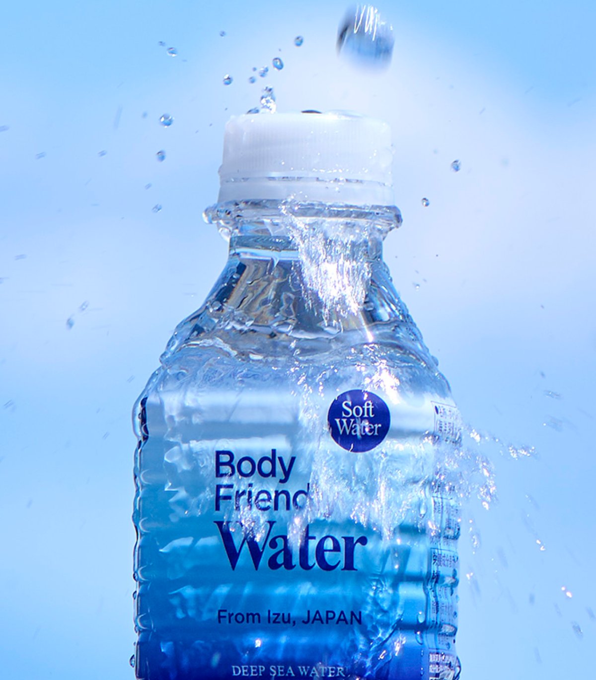 Body Friendly Water 500mlボトルと水しぶき